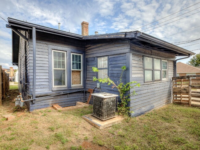Building Photo - Beautifully Updated Bungalow!