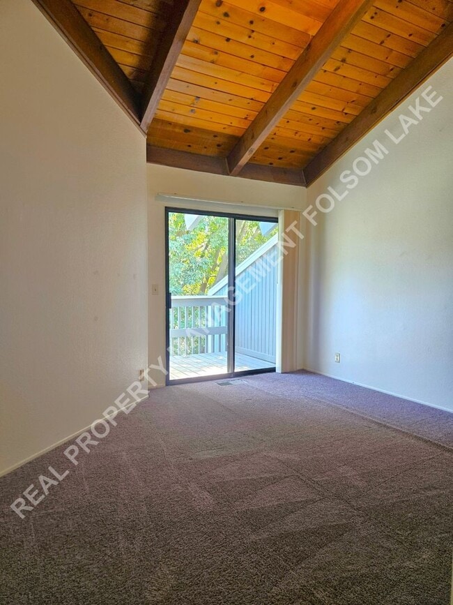 Building Photo - Spacious 3 bedroom 2.5 bath in South Davis