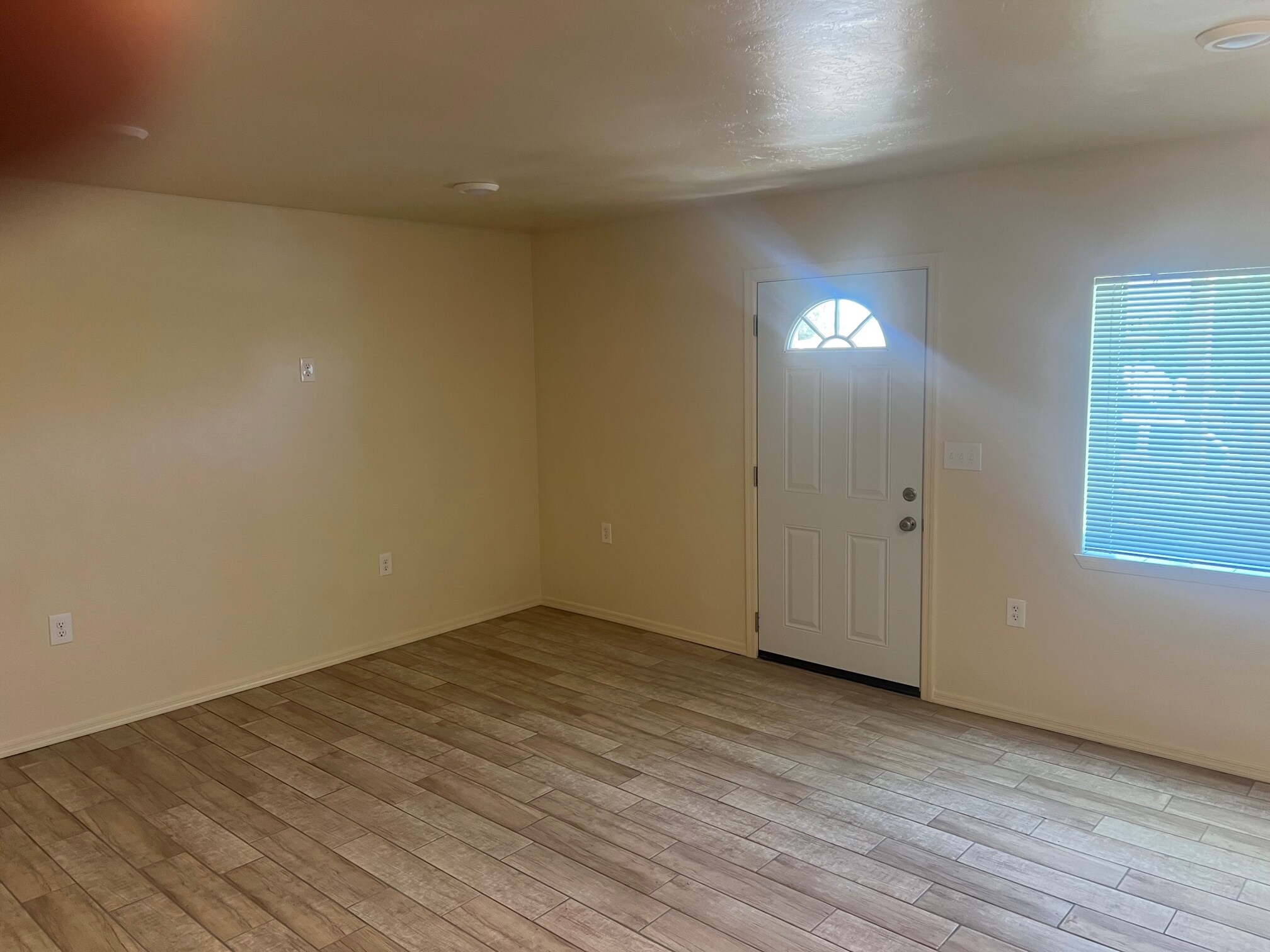 living area - 1001 Elledge Dr