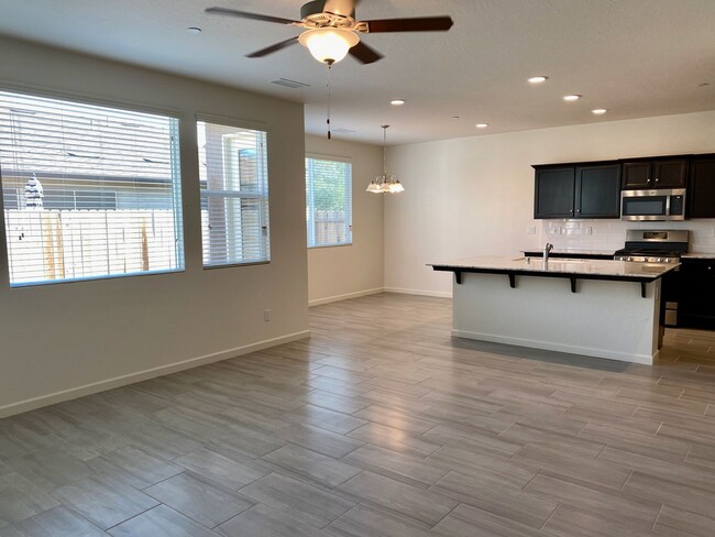 Building Photo - $2,450 Locan & Ashlan 3 Bedroom - Ashlan a...