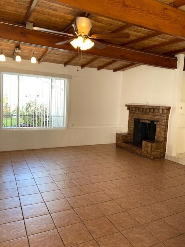 Building Photo - Vintage 1 Bedroom, 1 Bath Bungalow