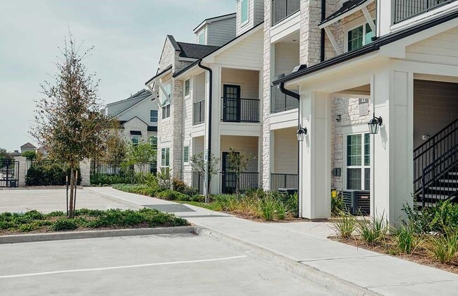 Building Photo - 8802 N Sam Houston Pkwy E Pky