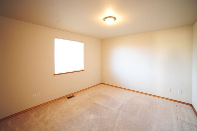 Building Photo - South Richland Home with Large Yard