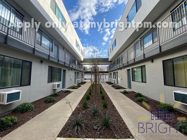 Building Photo - Recently Renovated 2 Bedroom 1 Bath, Two-Level Apartment-Great Midtown location!