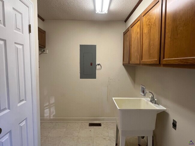 Building Photo - 115 Wedgewood Ct