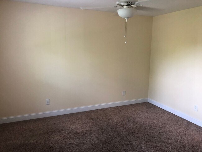 Building Photo - 3 Bed 2 Bath Single Family Home - Students Welcome!