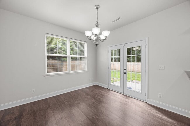 Building Photo - Charming Summerville Rental