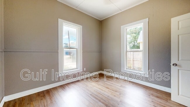Building Photo - 1510 10th St W