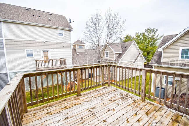Building Photo - 2 Bedroom, 2 1/2 Bath Townhome in Urbandale with 2-car attached garage