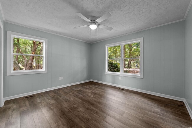 Building Photo - 1401 Twin Oaks Dr