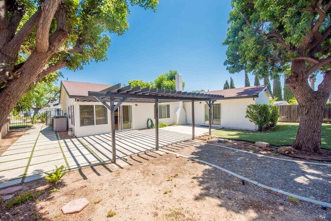 Building Photo - Spacious 4 Bedroom Home in Quiet Yorba Linda Neighborhood