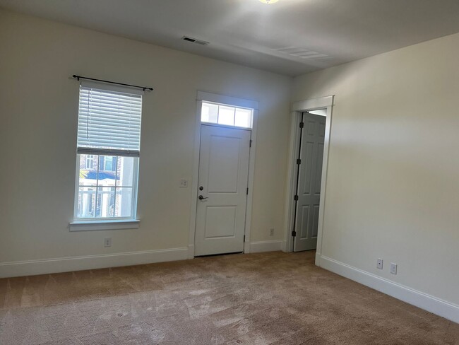 Building Photo - Beautiful Townhome in Central Myrtle Beach!