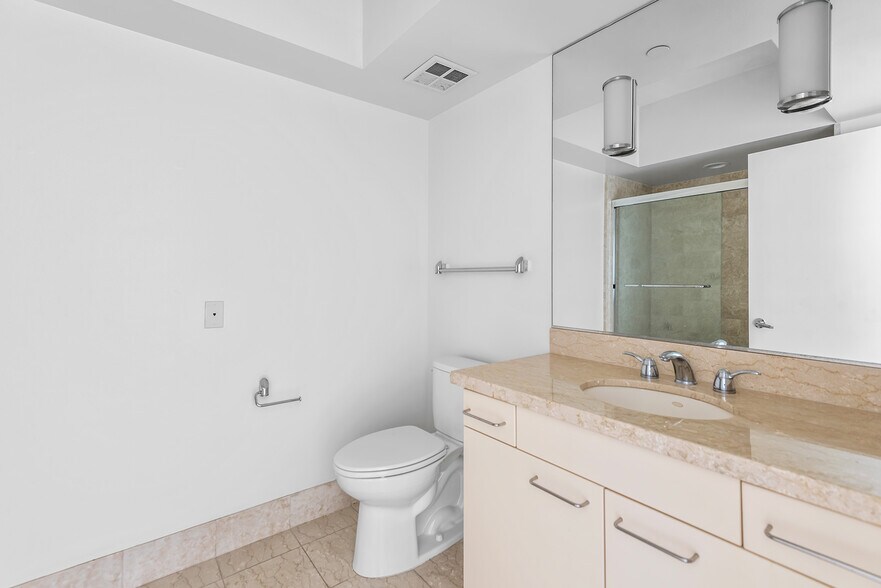 Building Photo - 13600 MARINA POINTE Dr