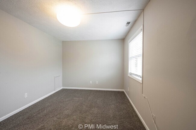 Building Photo - "Charming 2-Bed Haven with 1.5 Baths in Indianapolis – Cozy Living Awaits!"