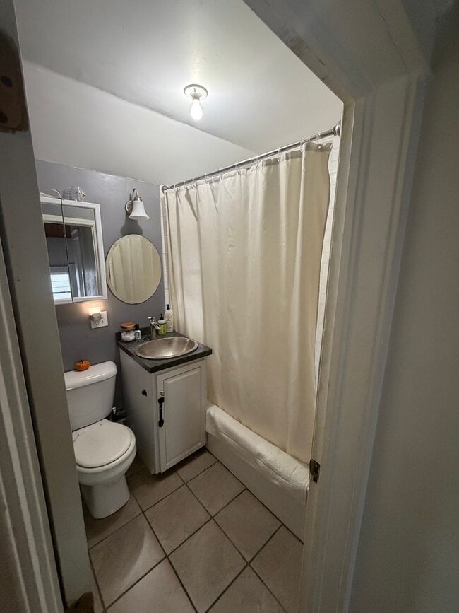 Building Photo - AVAILABLE December! - 3 Bed 1 Bath Home!