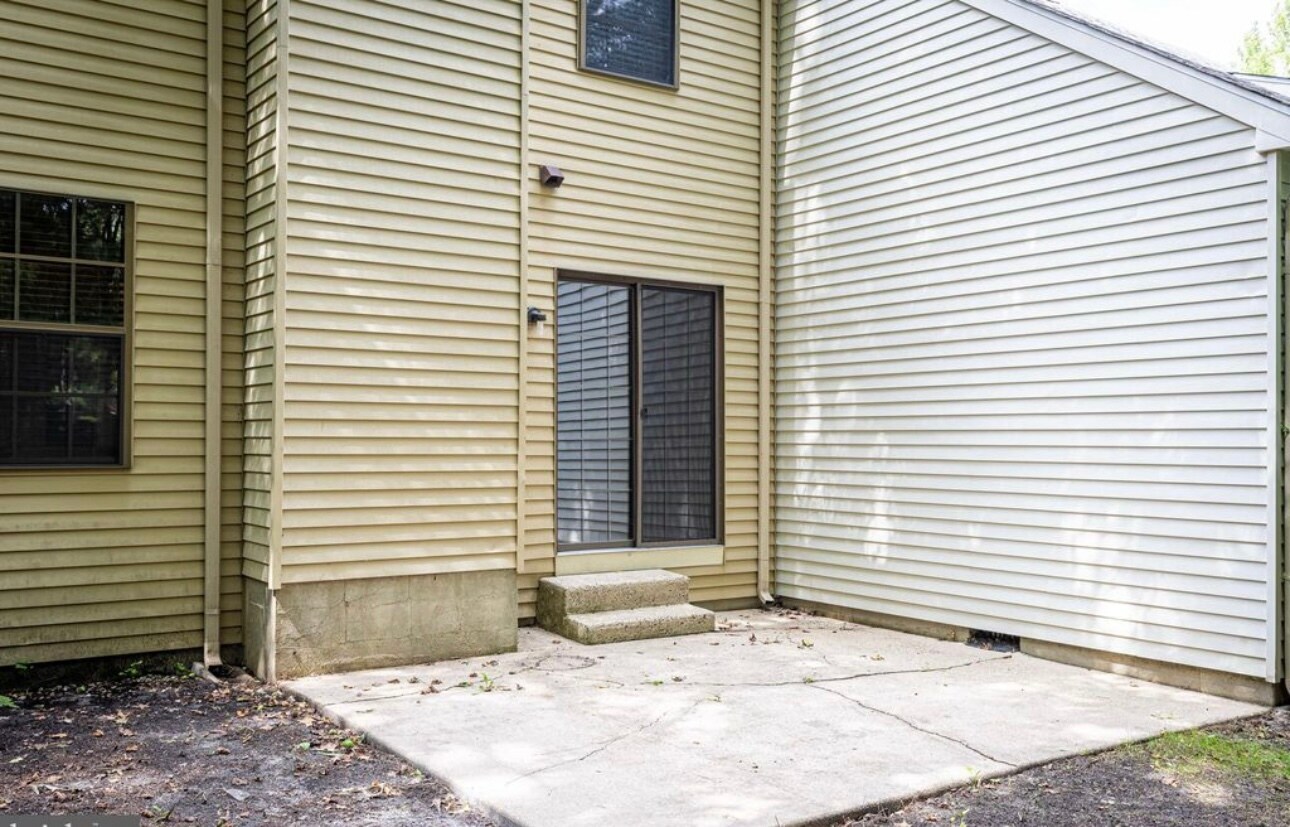 Building Photo - 8 Regent Ct