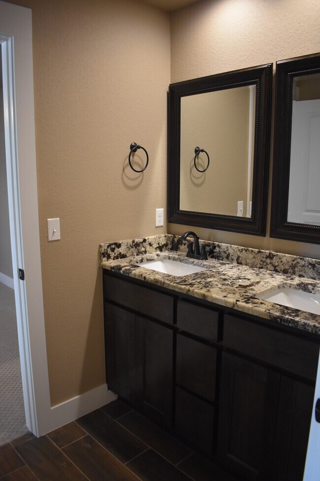 Building Photo - 4 Bedroom 3.5 Bath In The Heart of Fayetteville!