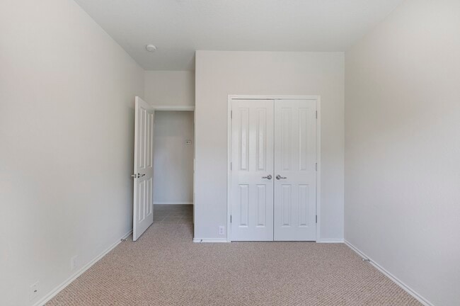 Building Photo - 831 Honeysuckle Vine Dr