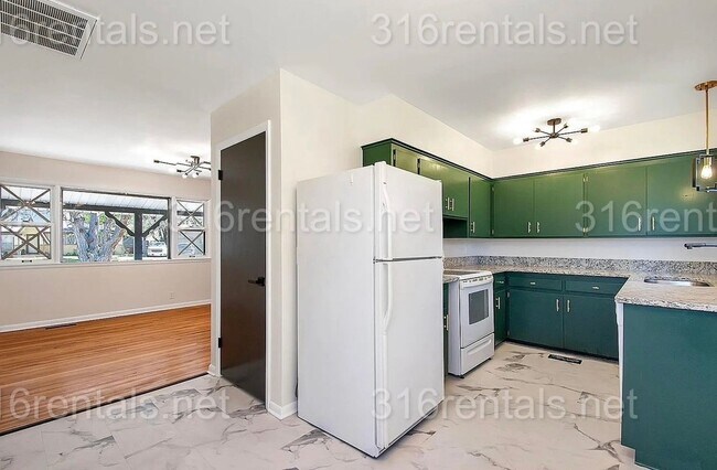 Building Photo - $1795 - 4 bed 2 bath - Single Family Home