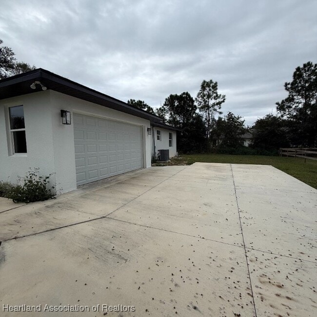 Building Photo - 2011 W Falcon Rd