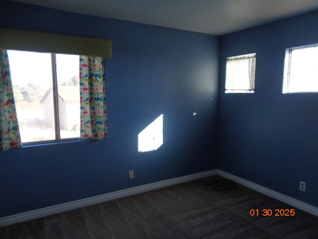 Building Photo - Rosamond 3 Bedroom Pool Home