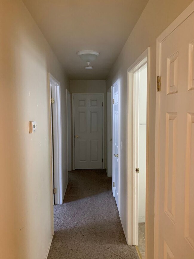 Building Photo - 3 Bedroom Home Near Slide Hill Park-$500 O...