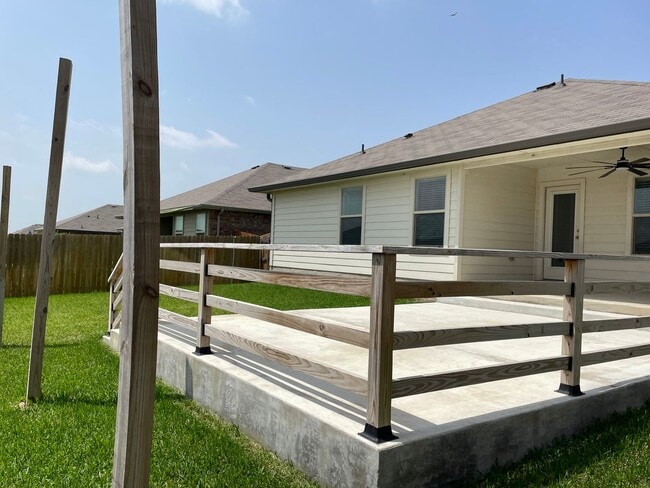 Building Photo - Available Now | Modern Single-Story 3 Bed, 2 Bath | Separate Office/Den | Big Yard | Pet Restrict...