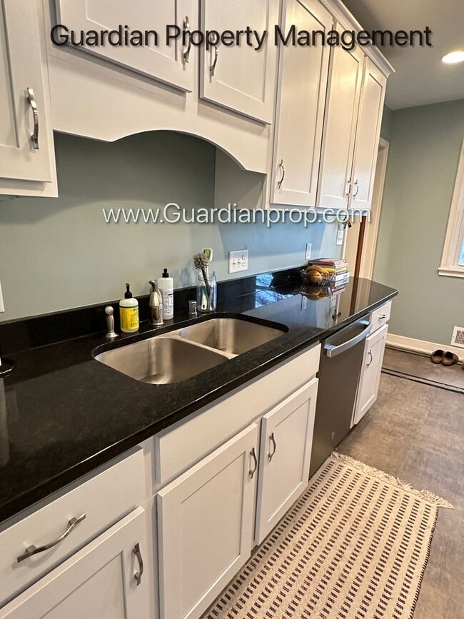 Building Photo - Linden Hills Upper Level Duplex, Fenced Yard, 1 Car Garage, Dishwasher, Storage, Laundry
