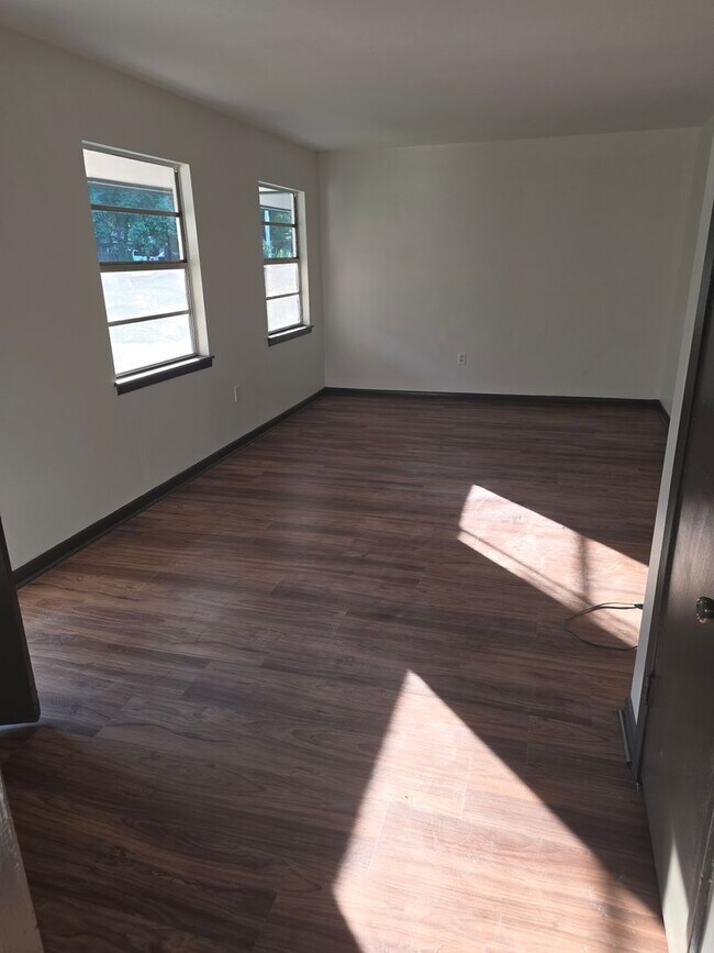 Building Photo - 1059 Maria Dr