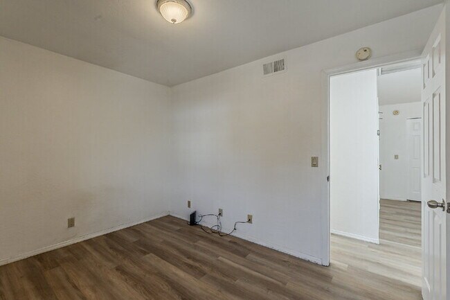 Building Photo - 1028 S Ash Ave