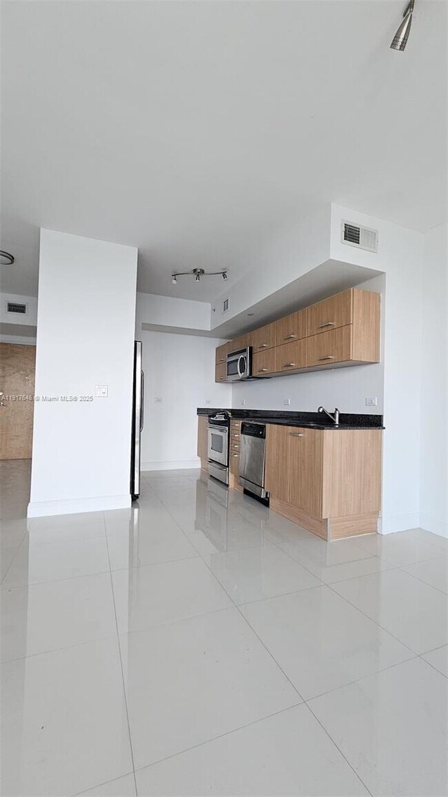 Building Photo - 350 S Miami Ave