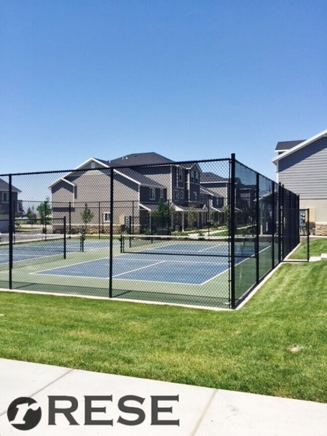 Building Photo - Amazing 3 Story Vineyard Townhome w 1 car ...