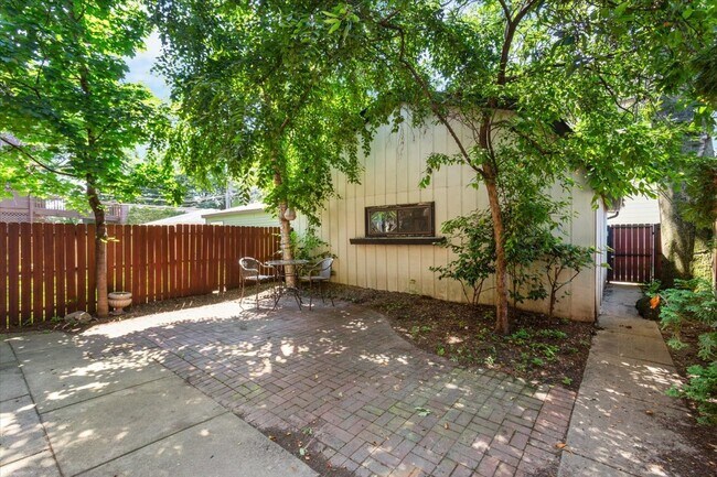 Building Photo - 3311 W Wrightwood Ave