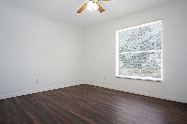 Building Photo - 10500 Lake Hasson Cir