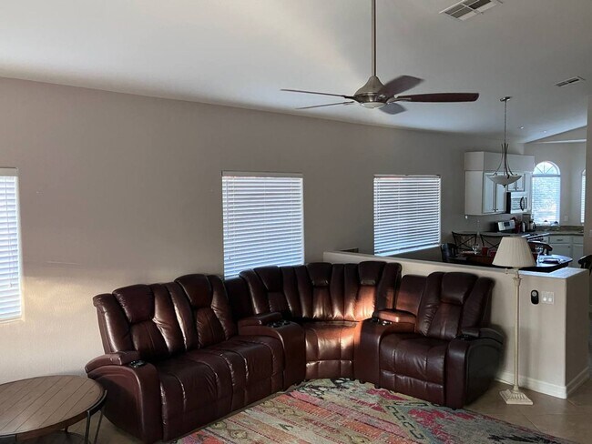 Building Photo - IMMACULATE FURNISHED 3BEDROOM GREEN VALLEY BEAUTY!