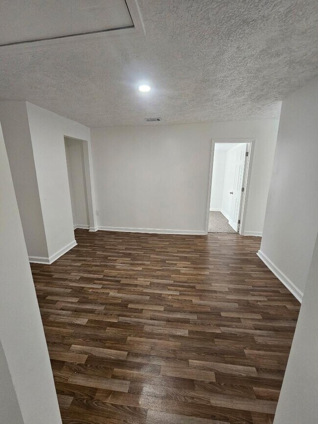 Building Photo - 182 Hughes St