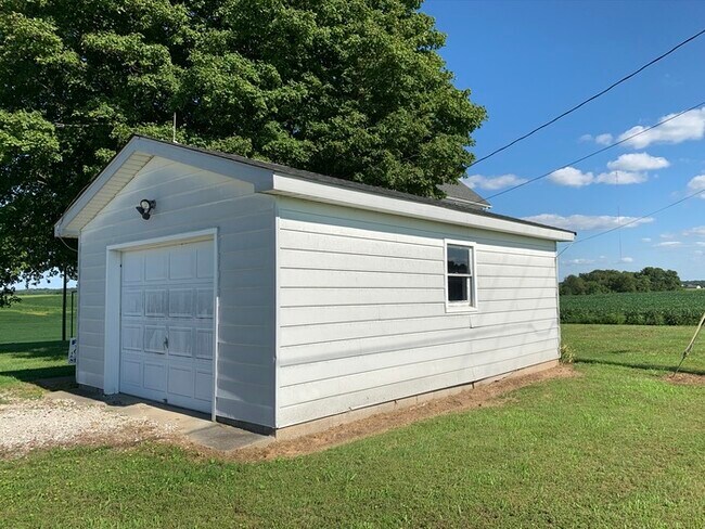 Building Photo - 4 bedroom farm house!