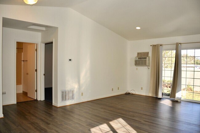 Building Photo - 2 bed 1 bath duplex Post Falls