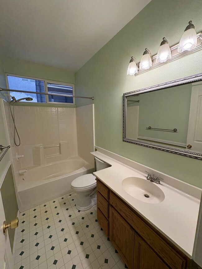 Building Photo - 1523 E Monte Vista Ct