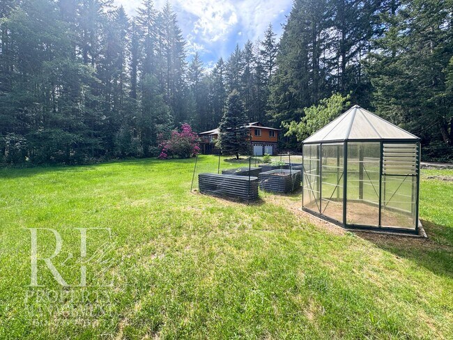 Building Photo - Bright & Spacious Split-Level Home with Gourmet Kitchen, Skylight & Expansive Yard