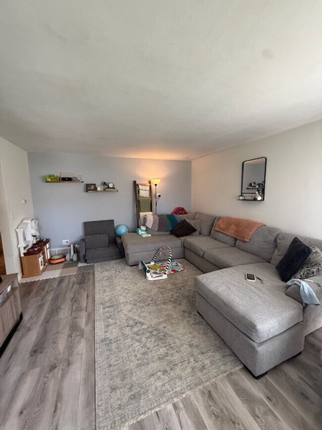 Building Photo - 2 bed 1 bath in great location