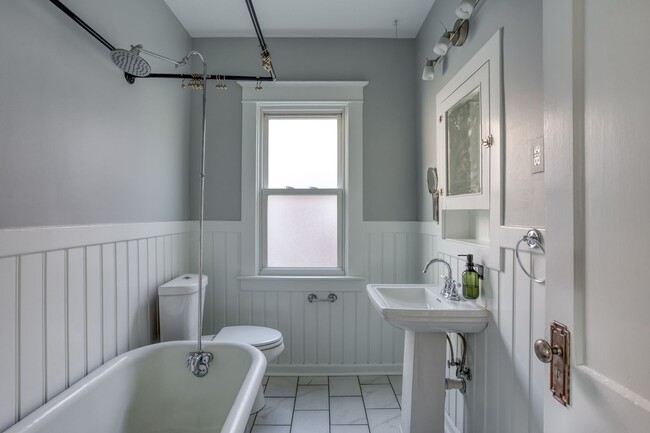 Building Photo - HOUSE FOR RENT