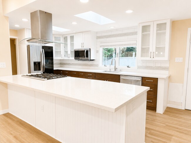 Building Photo - Beautifully Remodeled Home in Prime Kirkland Location | Designer Finishes | Spacious Layout | Top...