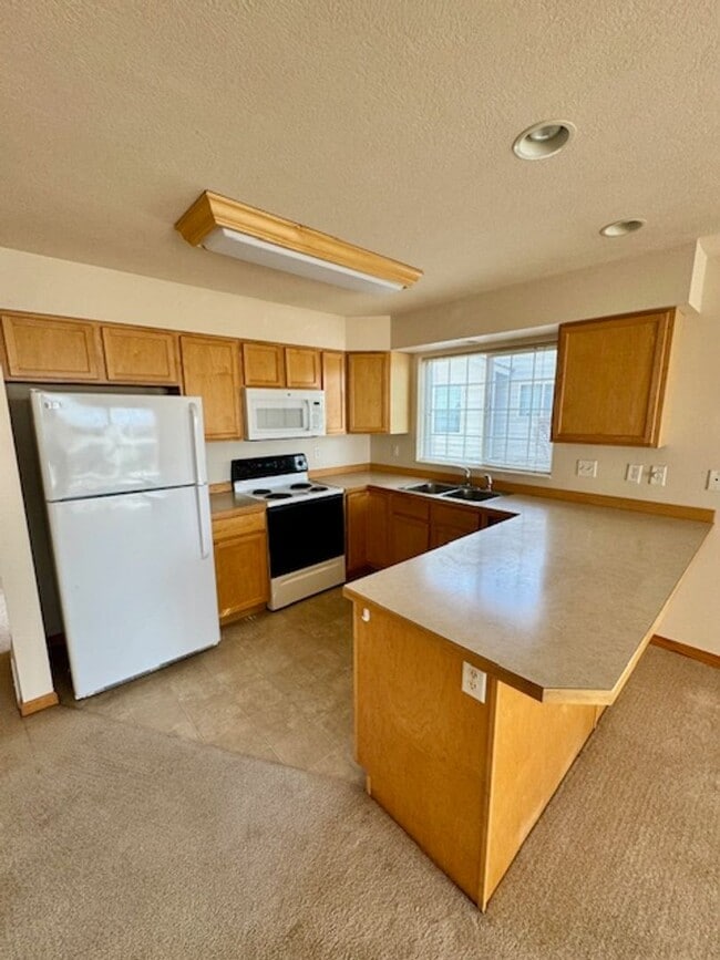 Building Photo - 2 Bedroom, 2 Bathroom Townhouse