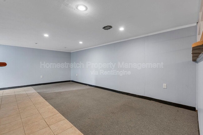 Building Photo - 560 Falcon Dr