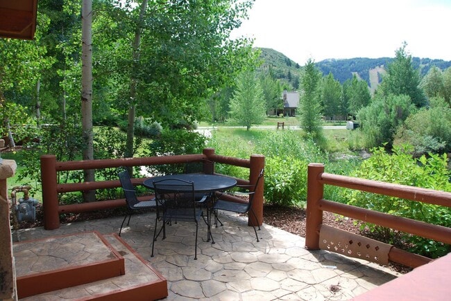 Building Photo - 2410 Deer Lake Dr