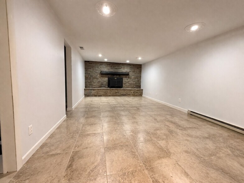 Building Photo - 2119 Oaklyn Dr