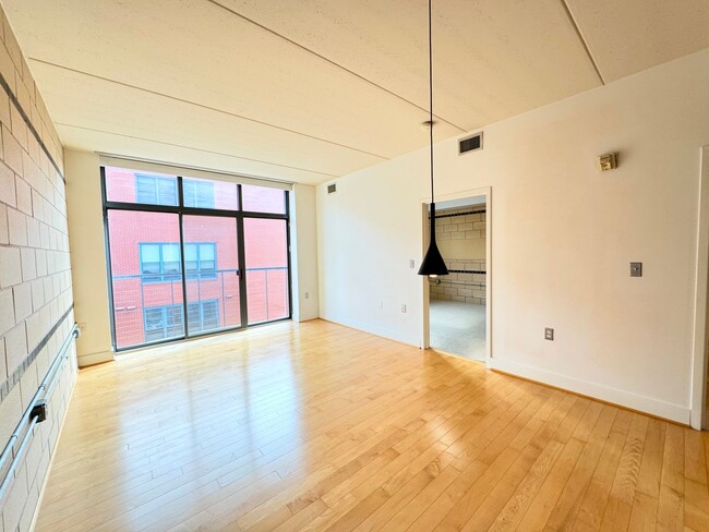 Building Photo - STYLISH 1 BED + DEN 1.5 BA and BALCONY  in...