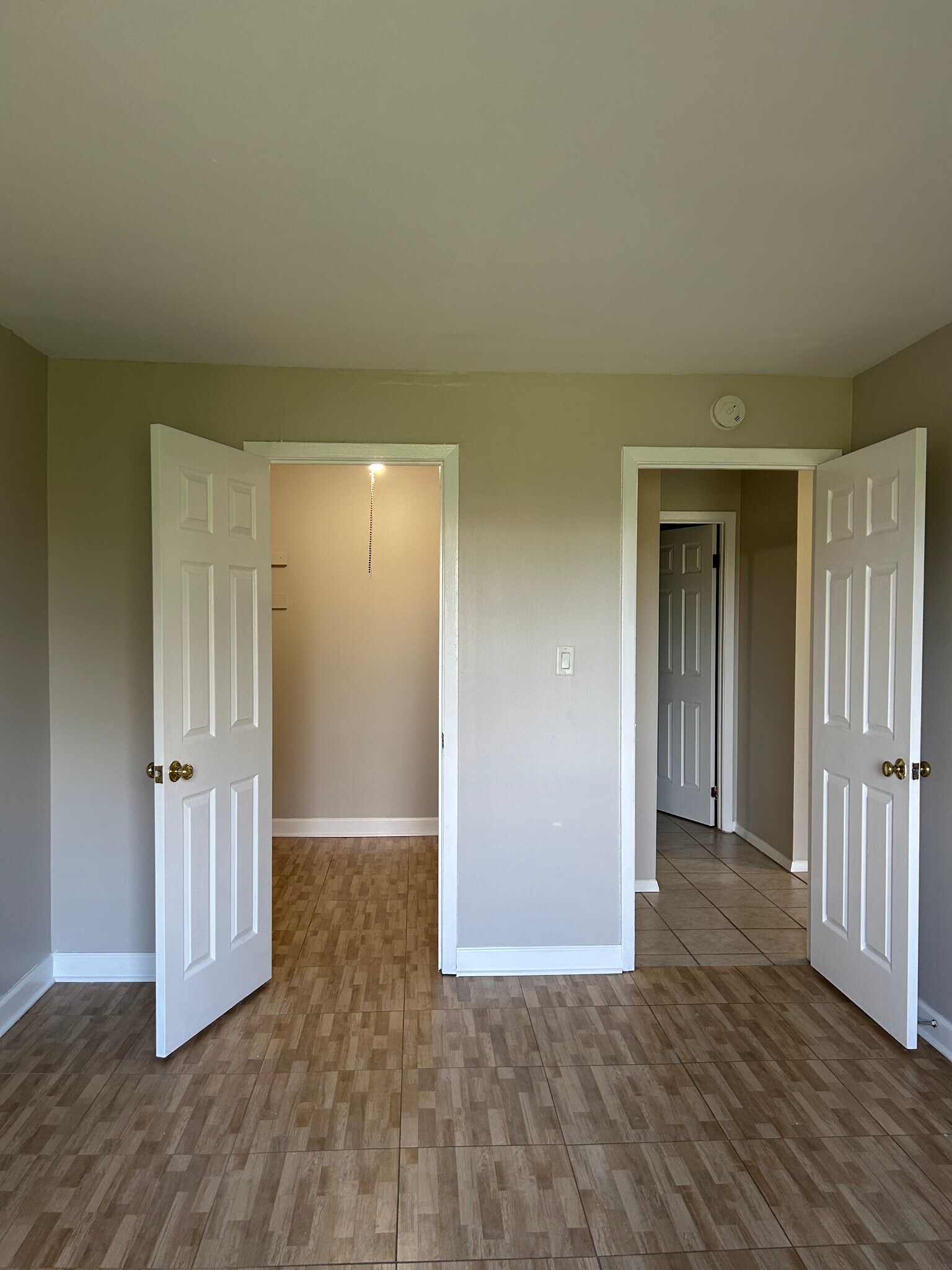 Building Photo - 1075 Valley Ln