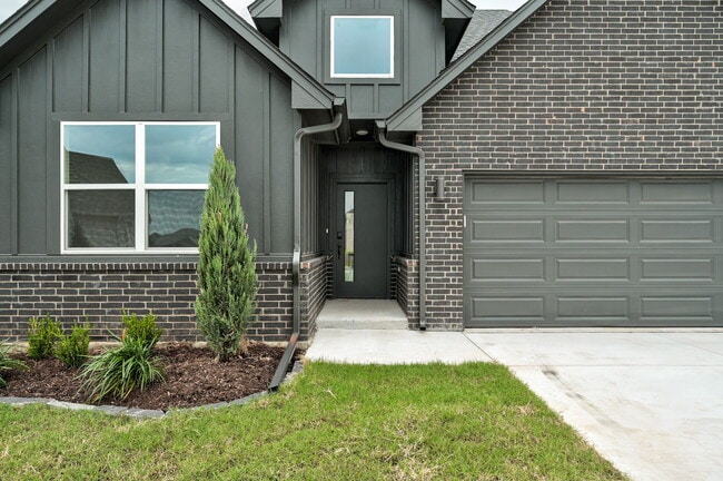 Building Photo - 6016 Kinnick Dr